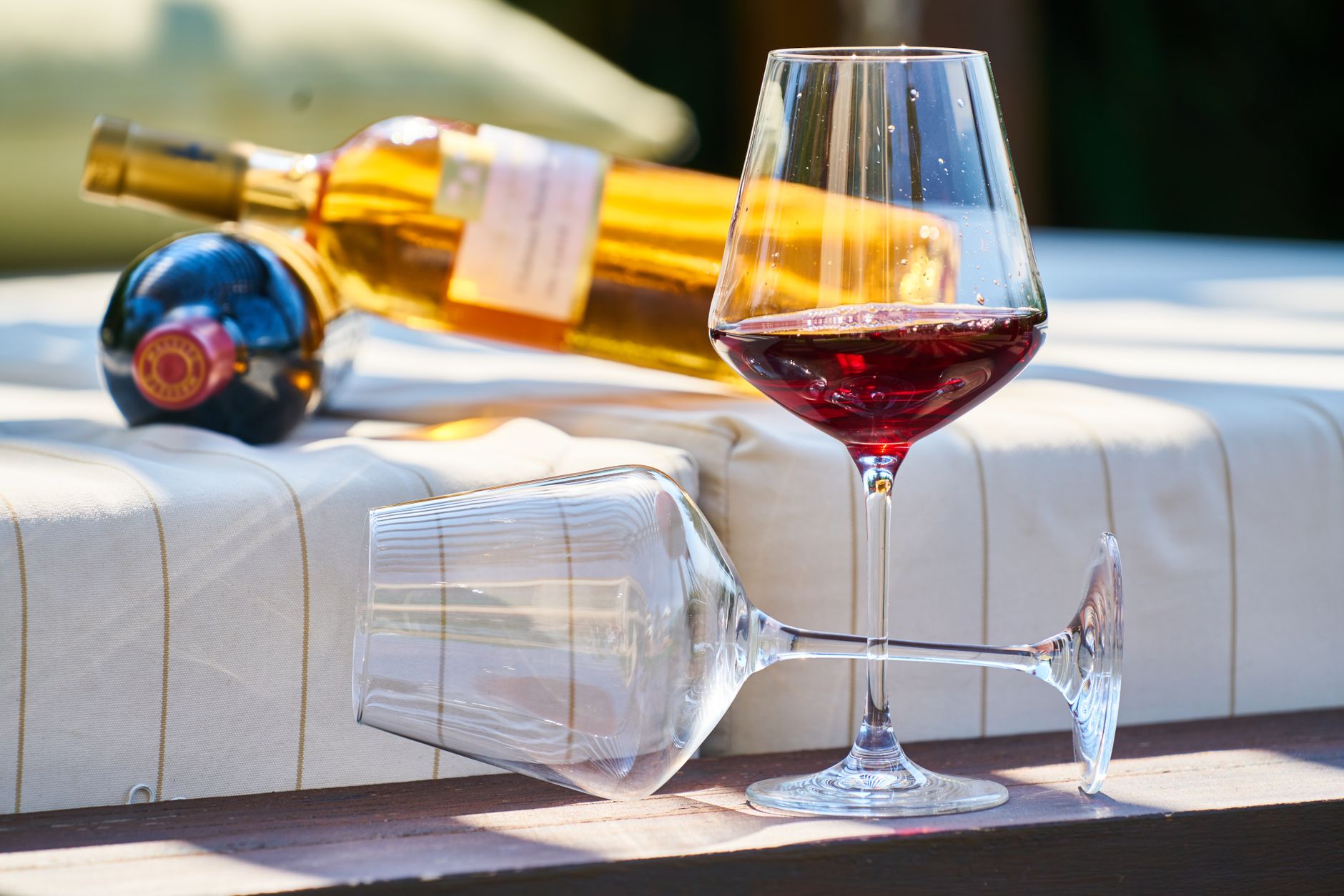 Copa de vino tinto sobre mesa, representando el consumo de alcohol y su relación con el cáncer de mama