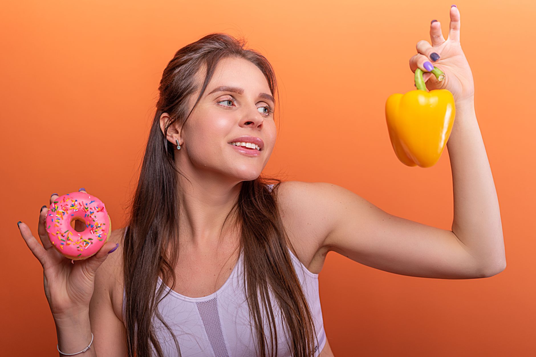 Mujer mayor sonriente sosteniendo un vaso de leche, fuente de calcio y vitamina D para la salud ósea