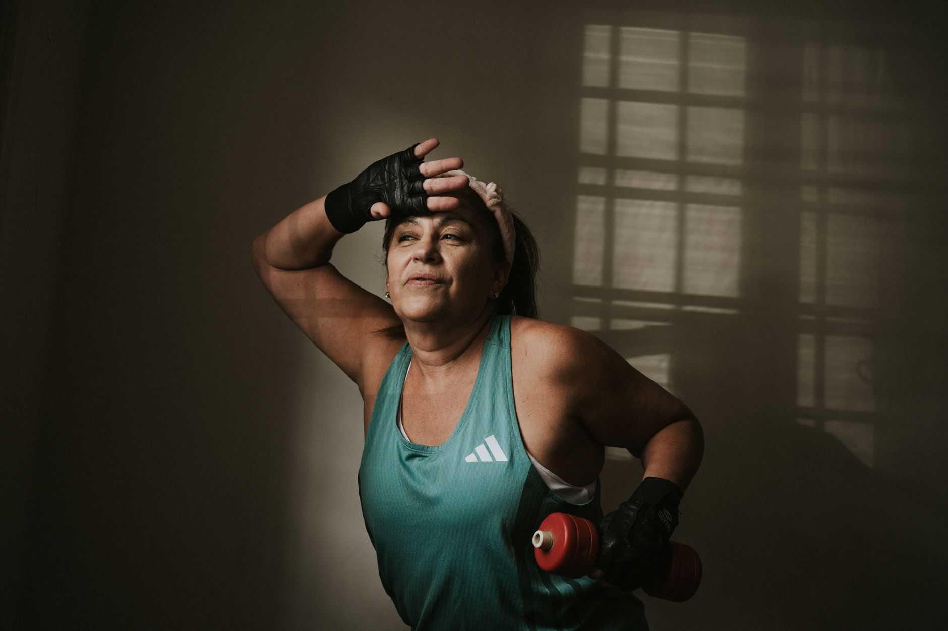 Mujer madura sonriente practicando hábitos saludables que apoyan su bienestar metabólico