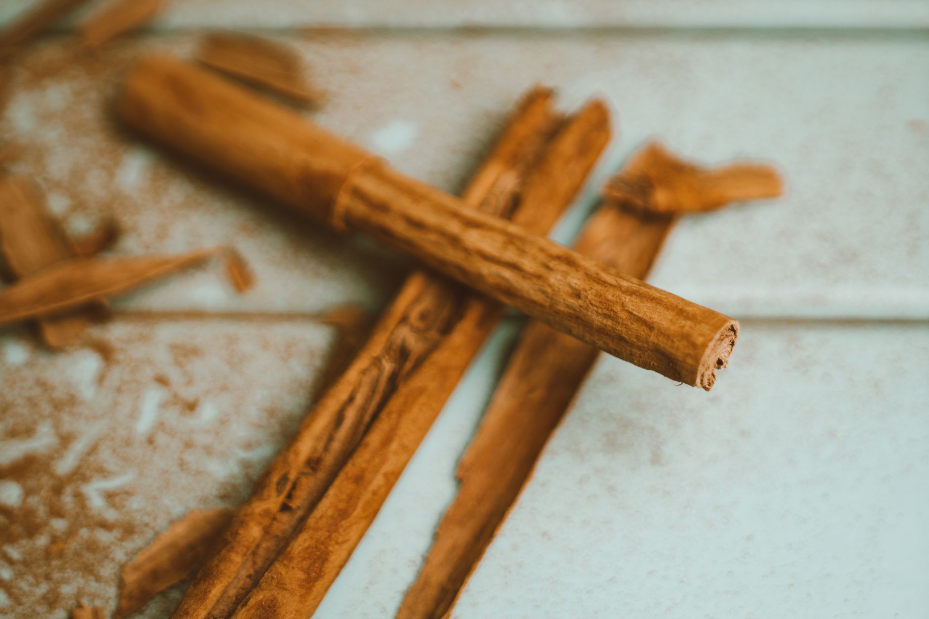 Ramas y polvo de canela sobre superficie de madera, especia natural para el control de la glucosa