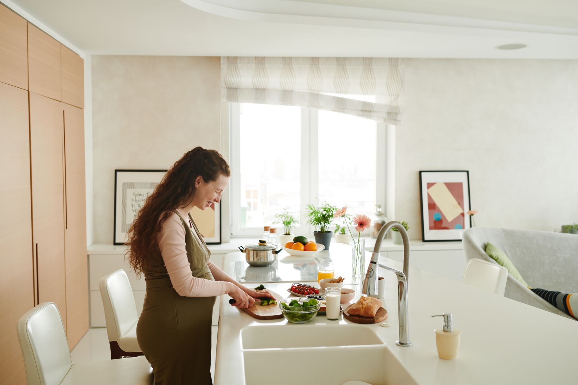 Plato saludable con verduras, proteína y carbohidratos complejos, ideal para una alimentación con diabetes gestacional.