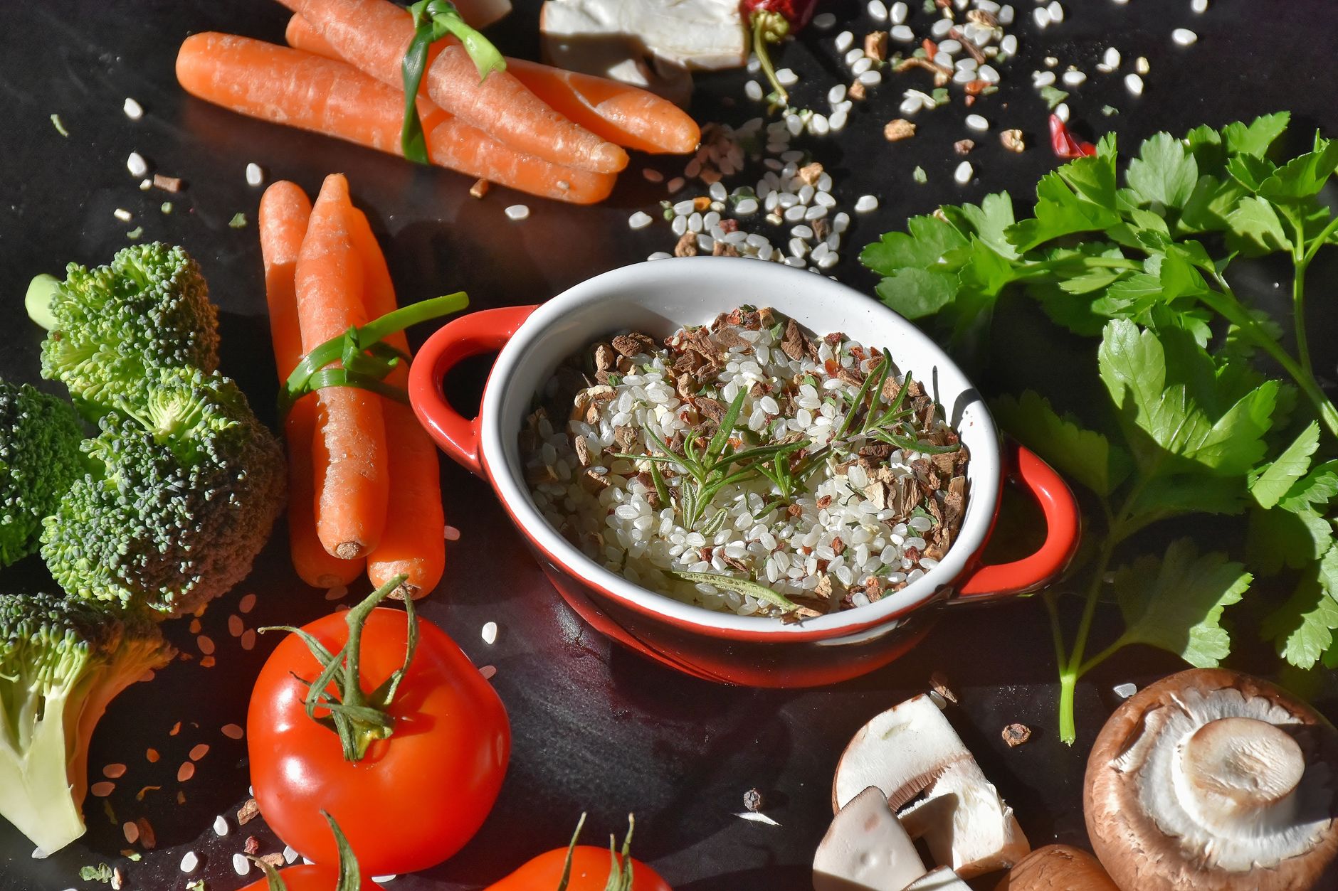 Plato con verduras frescas y cereales integrales representando la dieta DASH para el síndrome de ovario poliquístico