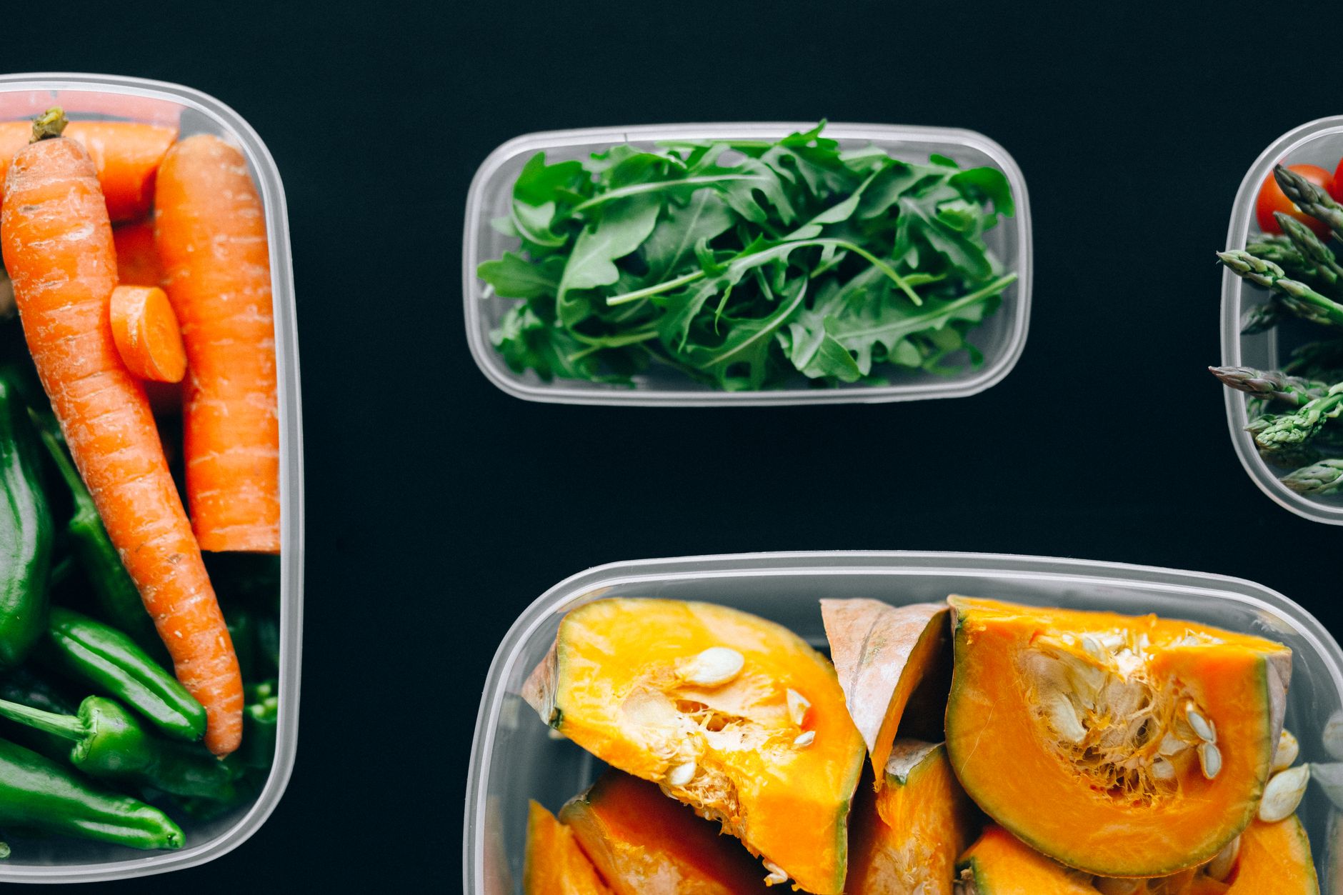 Mujer preparando comida saludable con verduras frescas para controlar la resistencia a la insulina