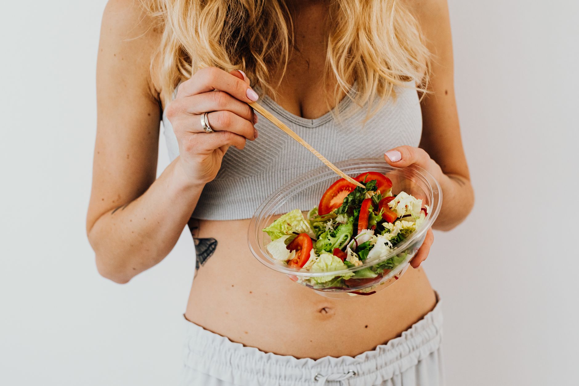 Mujer joven con alimentos nutritivos frescos que apoyan la salud reproductiva y la fertilidad femenina