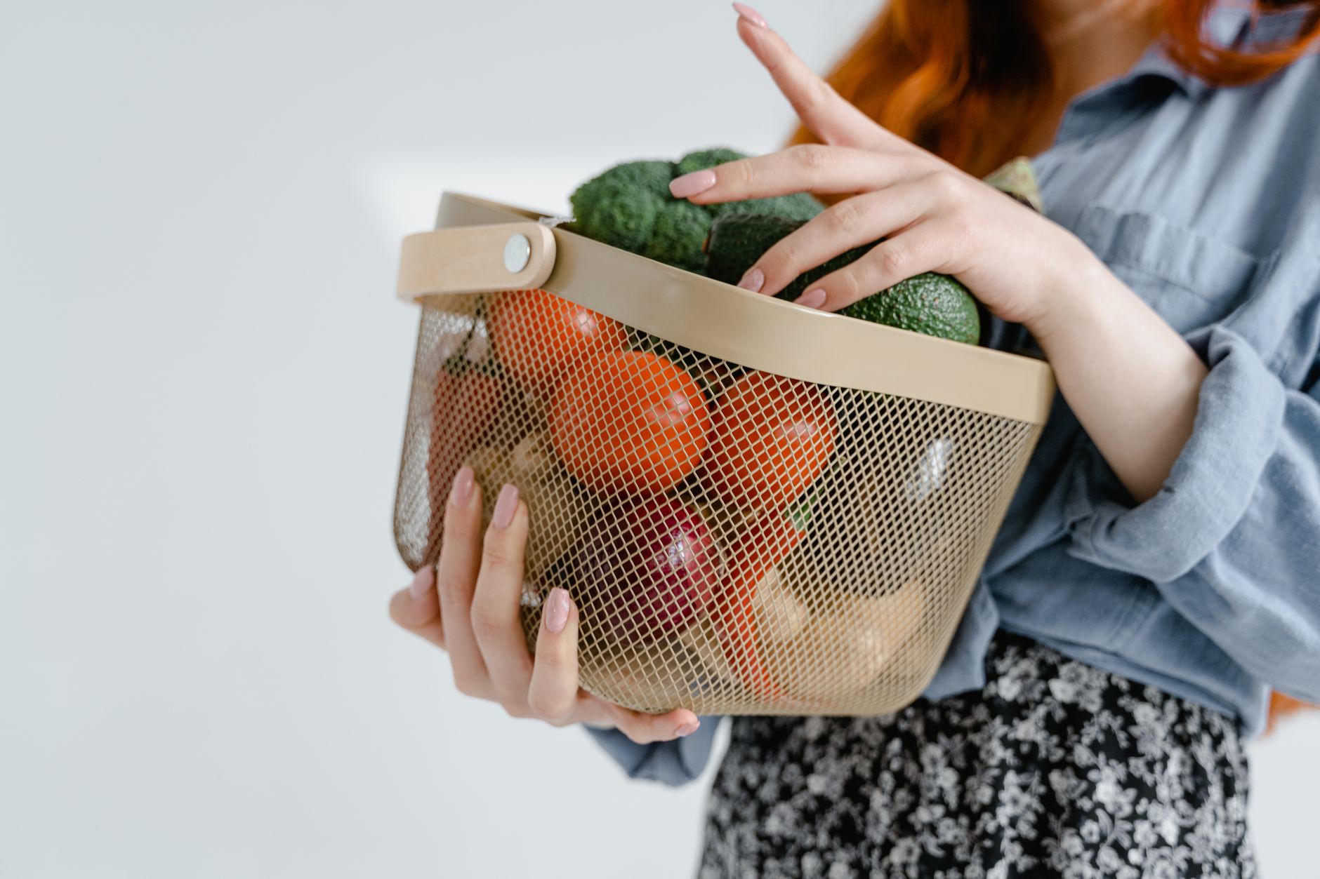 Mujer sosteniendo un tazón con alimentos ricos en fibra, representando la conexión entre nutrición intestinal y salud hormonal