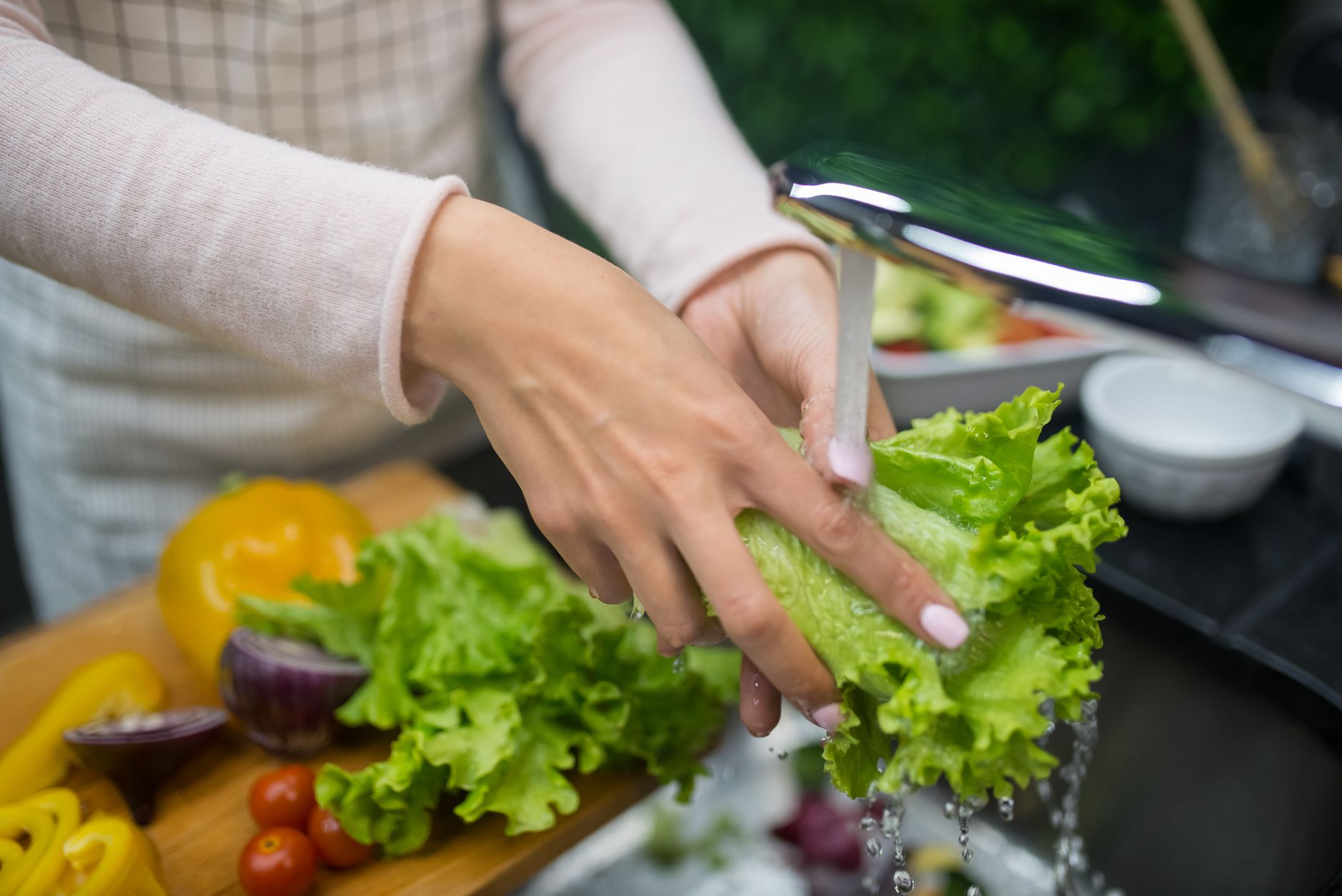 Tazón con ensalada de verduras, legumbres y semillas sobre una mesa iluminada con luz natural