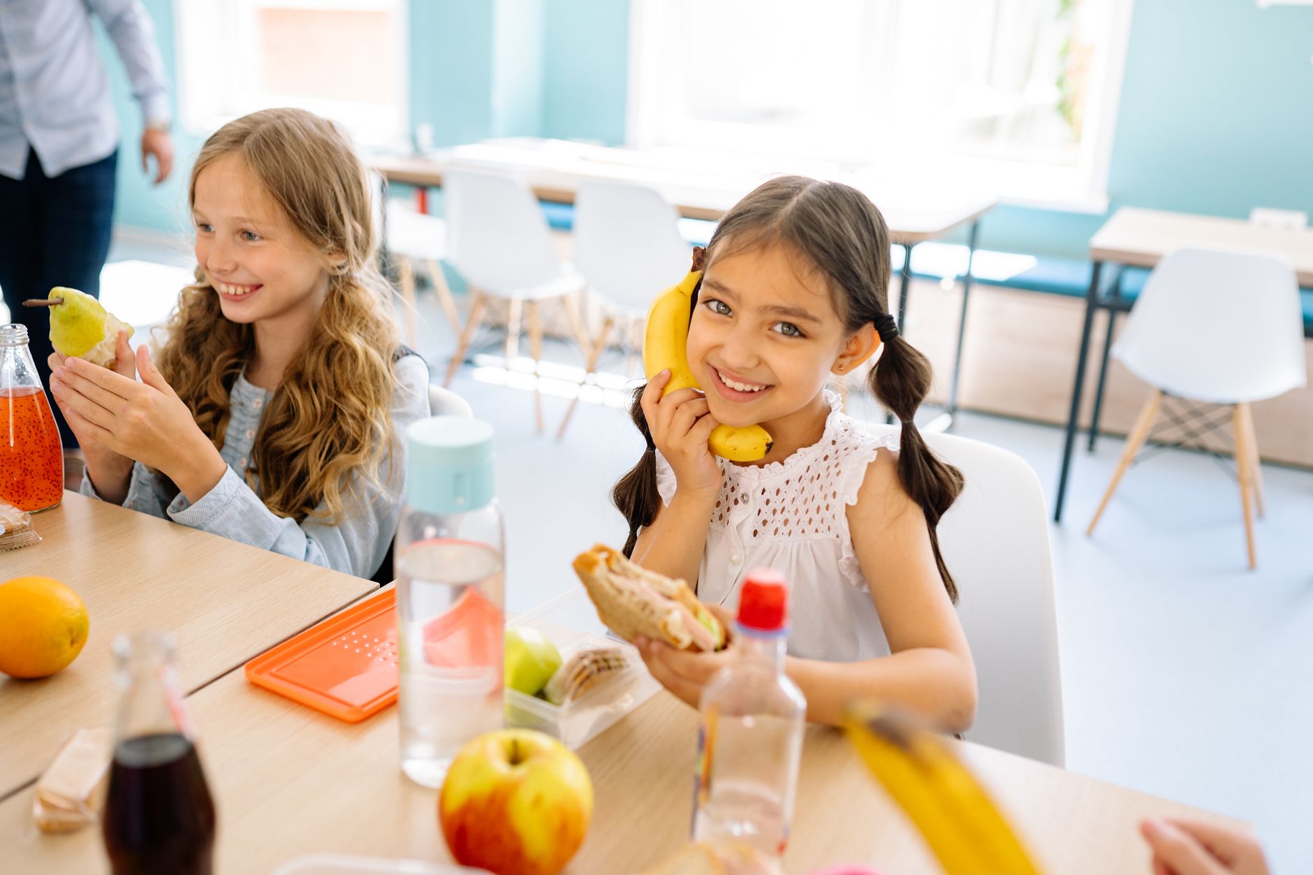 Niña joven disfrutando una comida nutritiva rica en hierro y calcio durante la pubertad