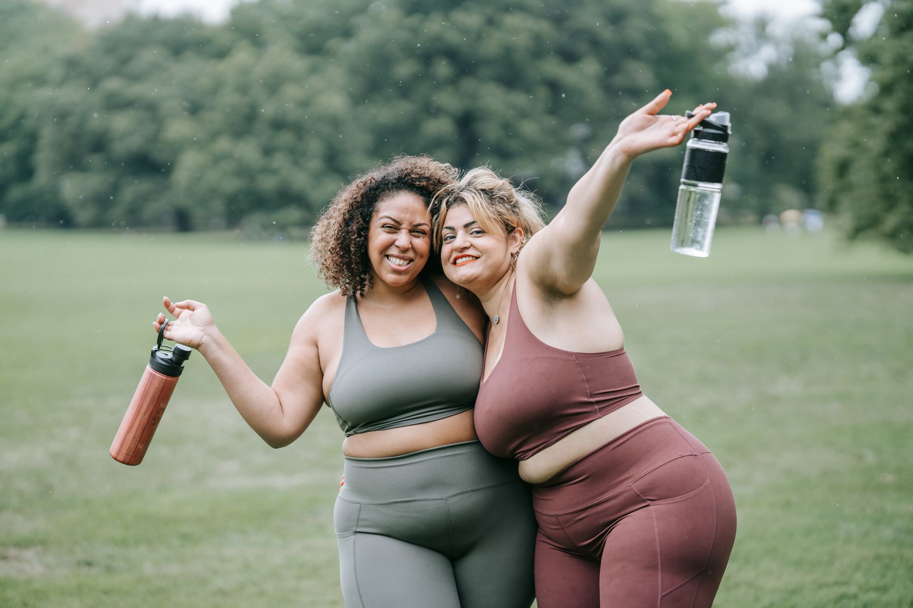 Mujer joven sosteniendo suplementos naturales relacionados con el equilibrio hormonal y la salud femenina