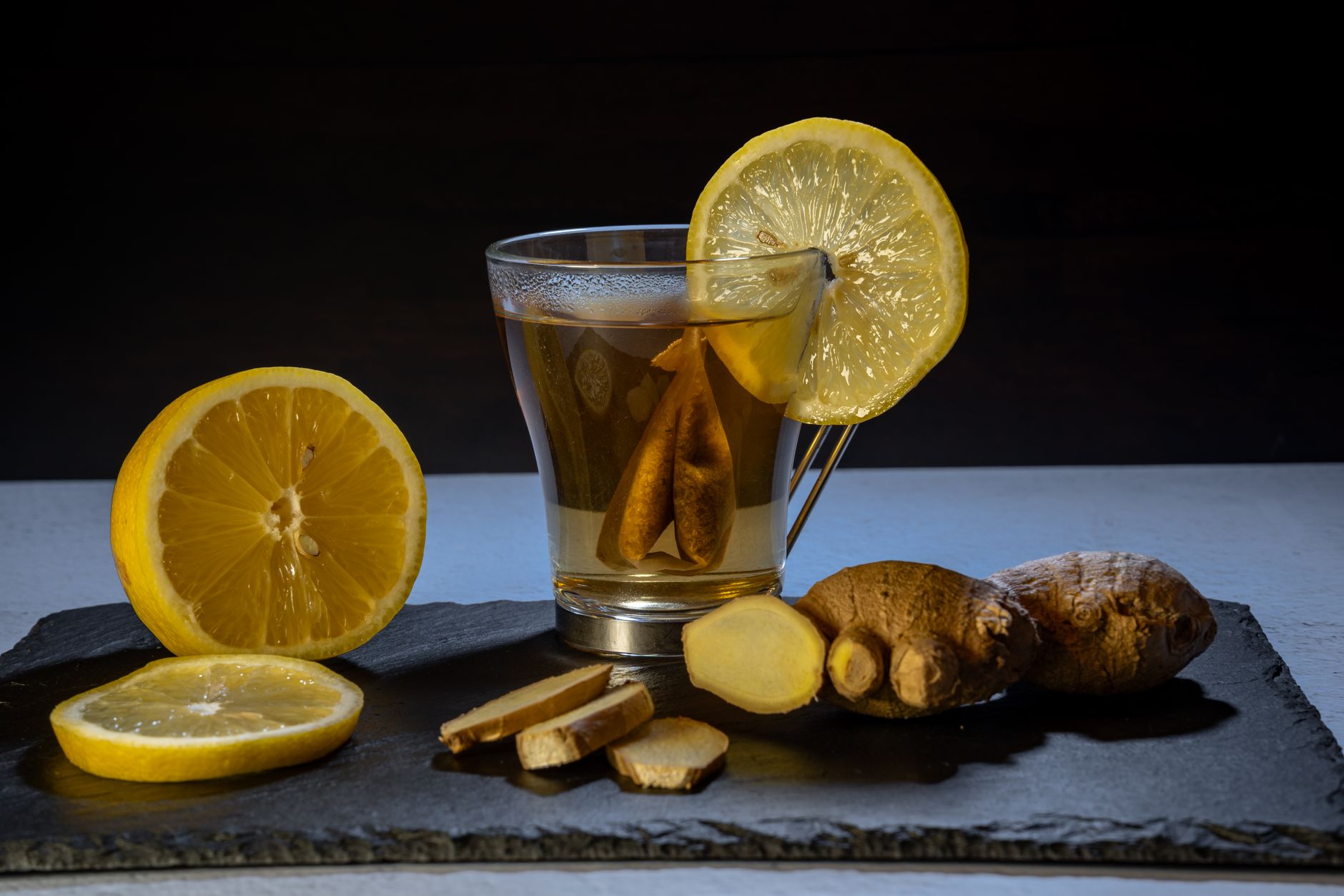 Un té de jengibre y limón con rodajas frescas, ideal para fortalecer el sistema inmunológico.