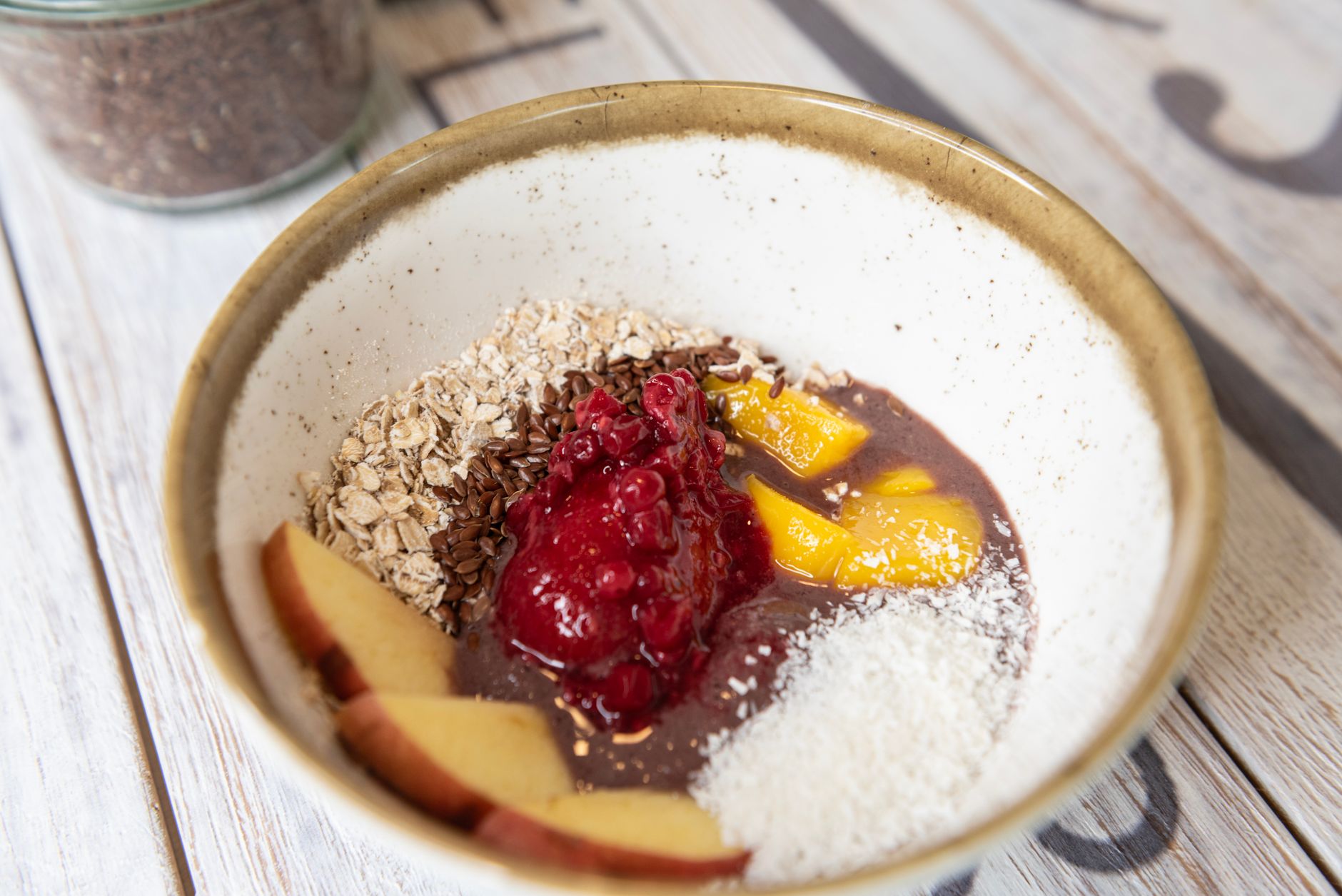 Un reconfortante tazón de desayuno con avena, frutas y semillas para comenzar el día de forma saludable.
