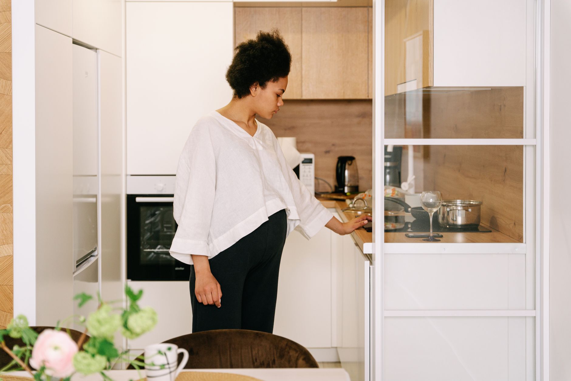Mujer embarazada disfrutando una comida saludable y nutritiva durante su embarazo