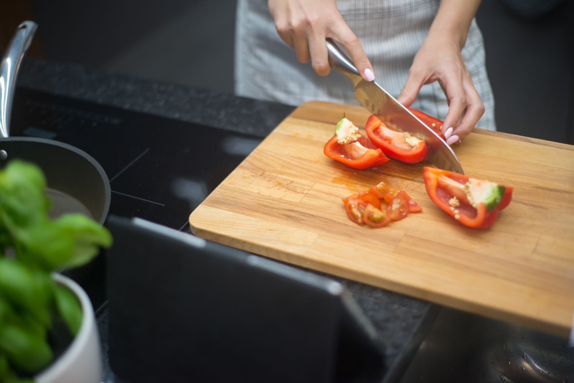 Preparación de comidas saludables con verduras frescas para una semana equilibrada