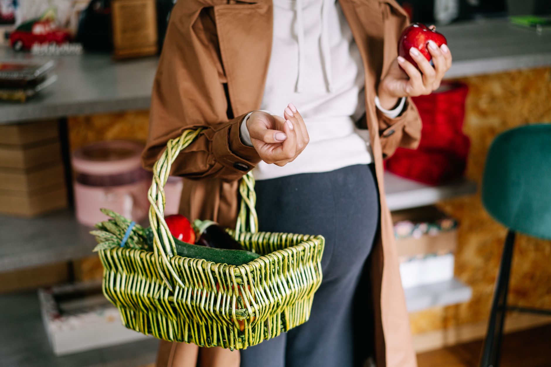 Mujer embarazada sonriente con un plato de comida saludable y nutritiva