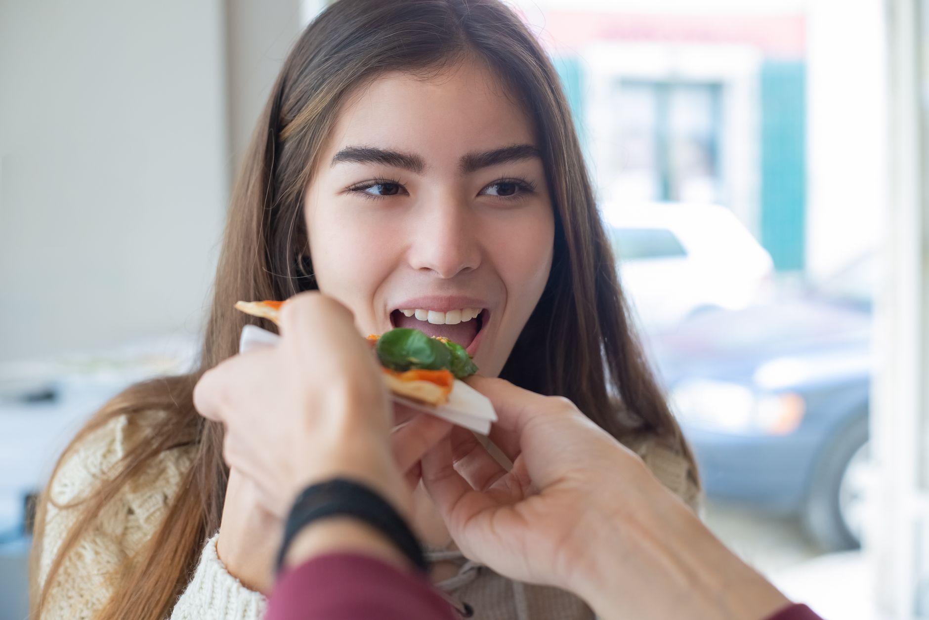 Adolescente sonriente con un plato de comida nutritiva y colorida durante la pubertad