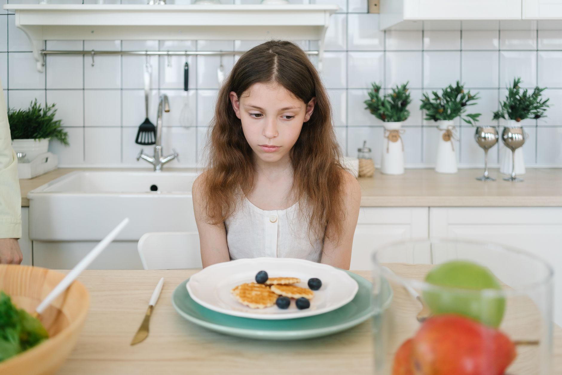 Adolescente sonriente eligiendo alimentos nutritivos y frescos para una dieta saludable