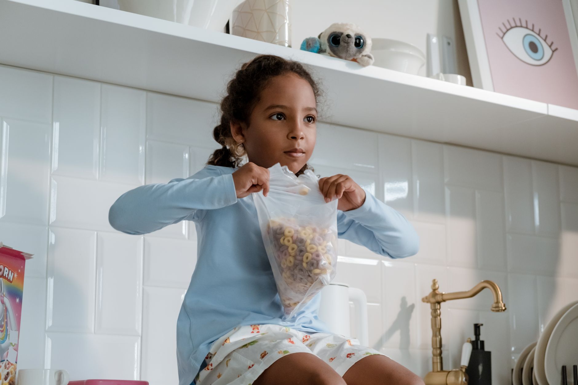 Niña sonriente disfrutando una comida nutritiva y colorida, promoviendo hábitos saludables en la infancia