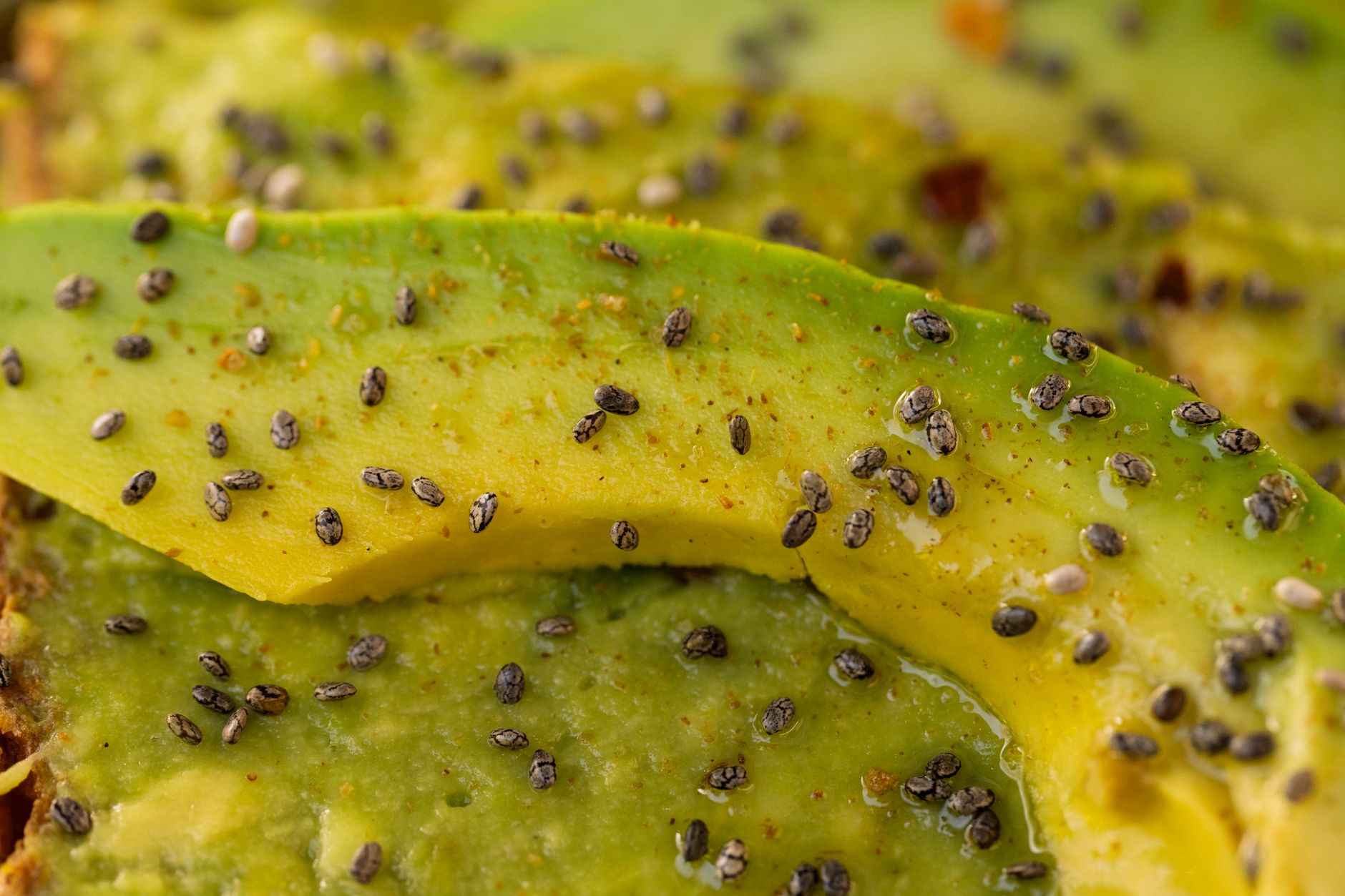 Alimentos ricos en omega 3 como salmón, aguacate, chía y nueces sobre superficie clara