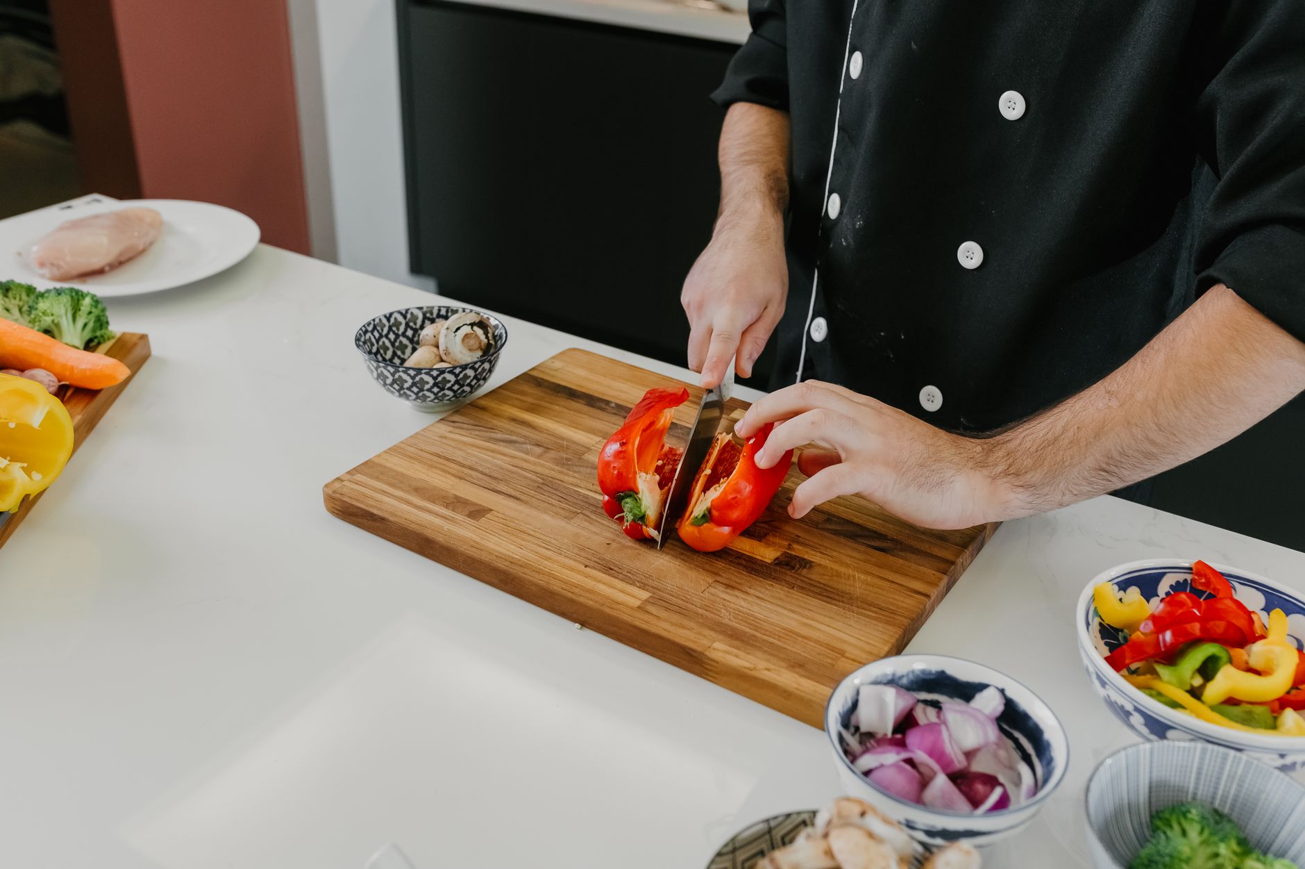 Preparación de comida saludable con verduras frescas y proteínas para una dieta equilibrada