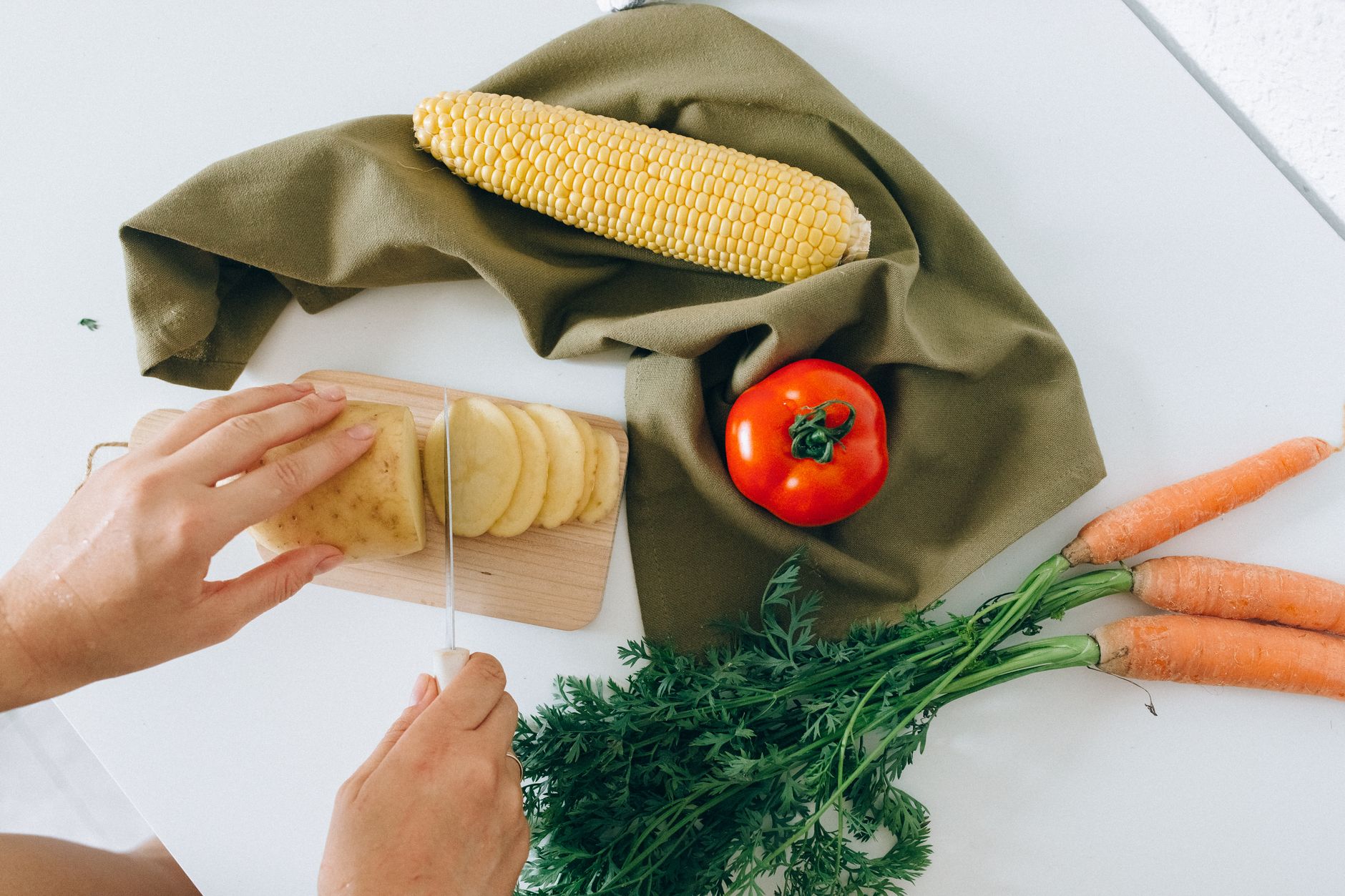 Preparación de comida saludable con verduras frescas y coloridas para una alimentación equilibrada