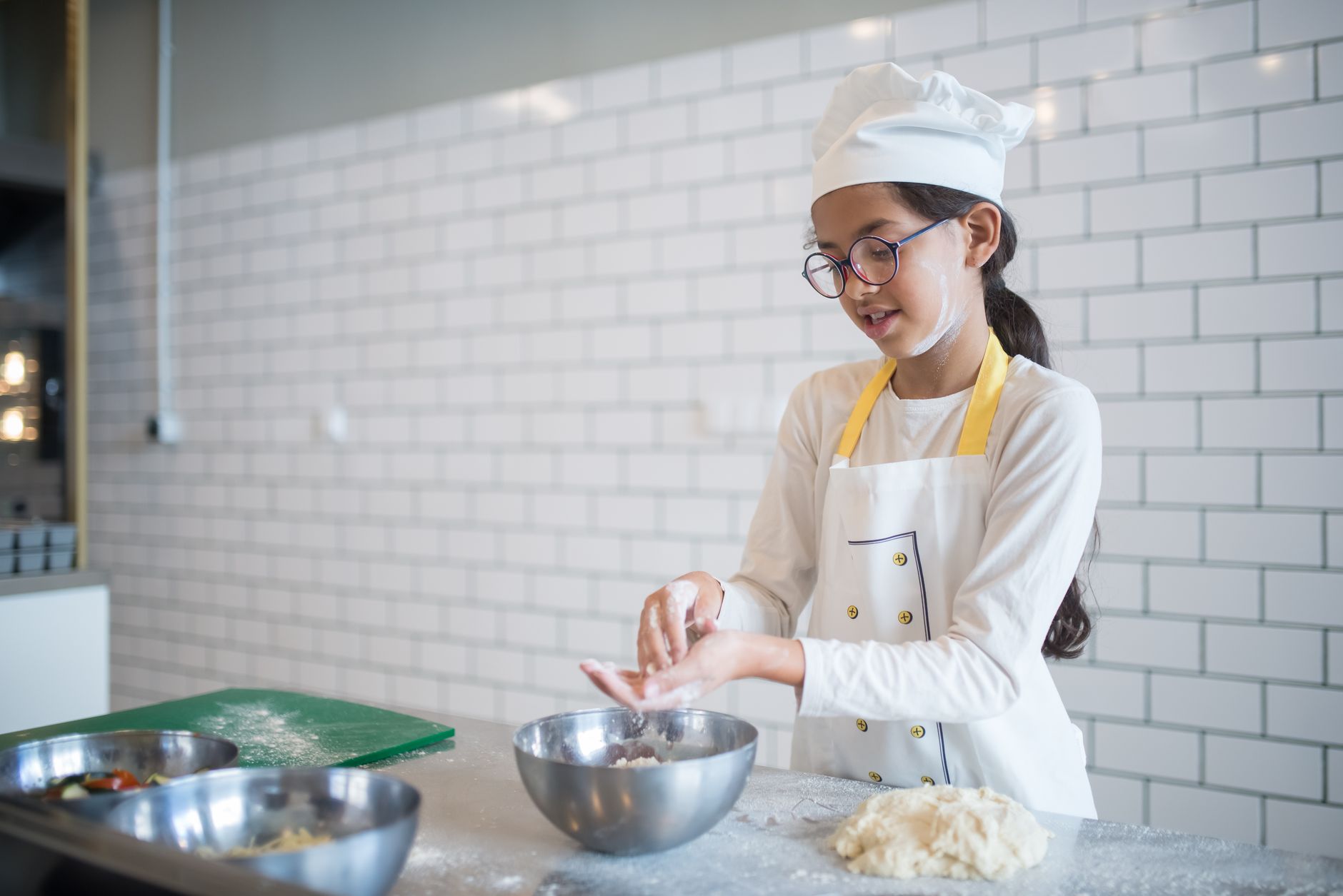 Cocina luminosa con verduras frescas y tabla de madera, representando la preparación de alimentos en el hogar.
