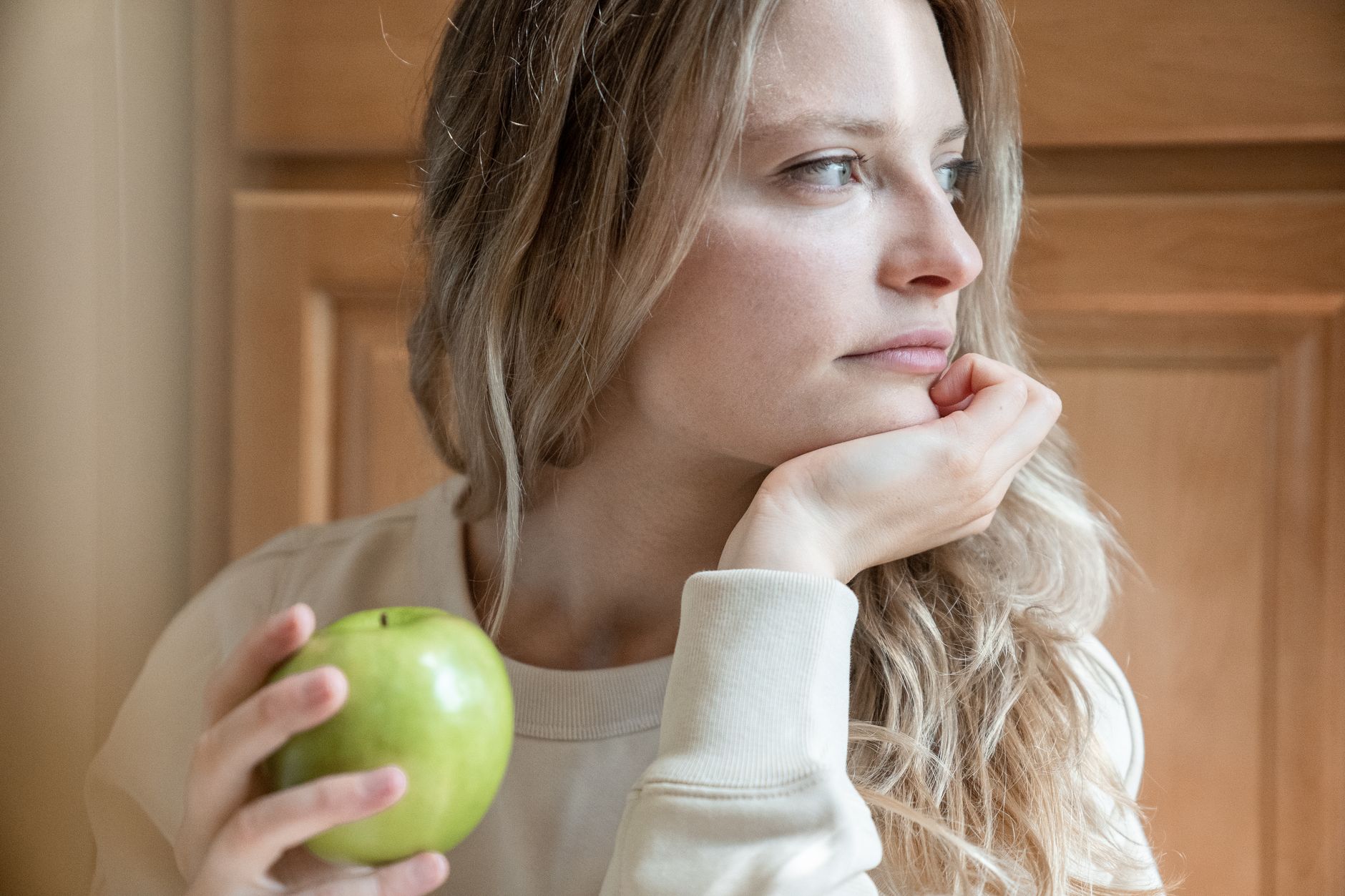 Mujer madura sonriente sosteniendo un vaso de leche de soya, concepto de nutrición y bienestar femenino