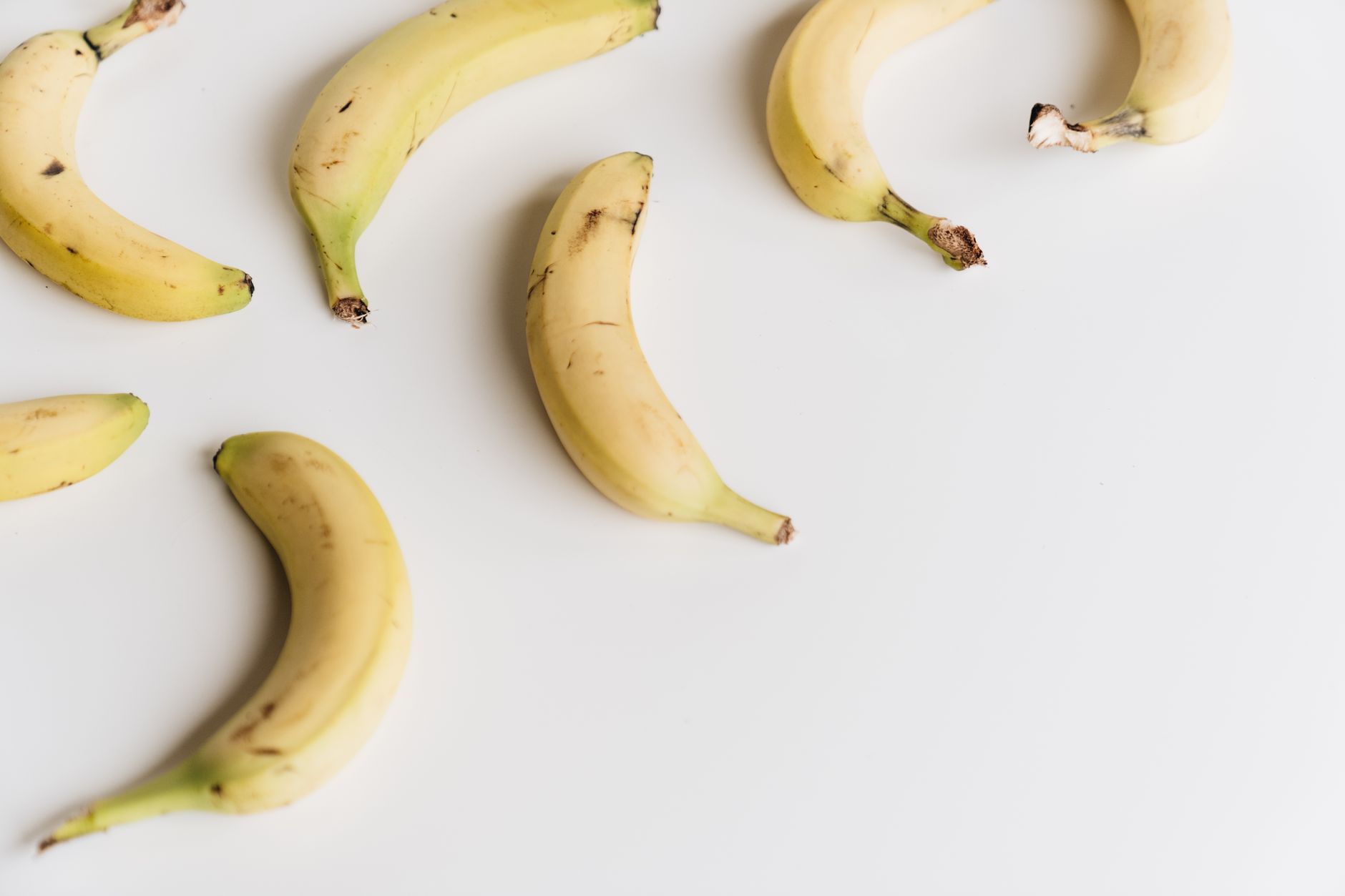 Alimentos ricos en vitamina B6 como plátanos, pollo y legumbres sobre superficie clara