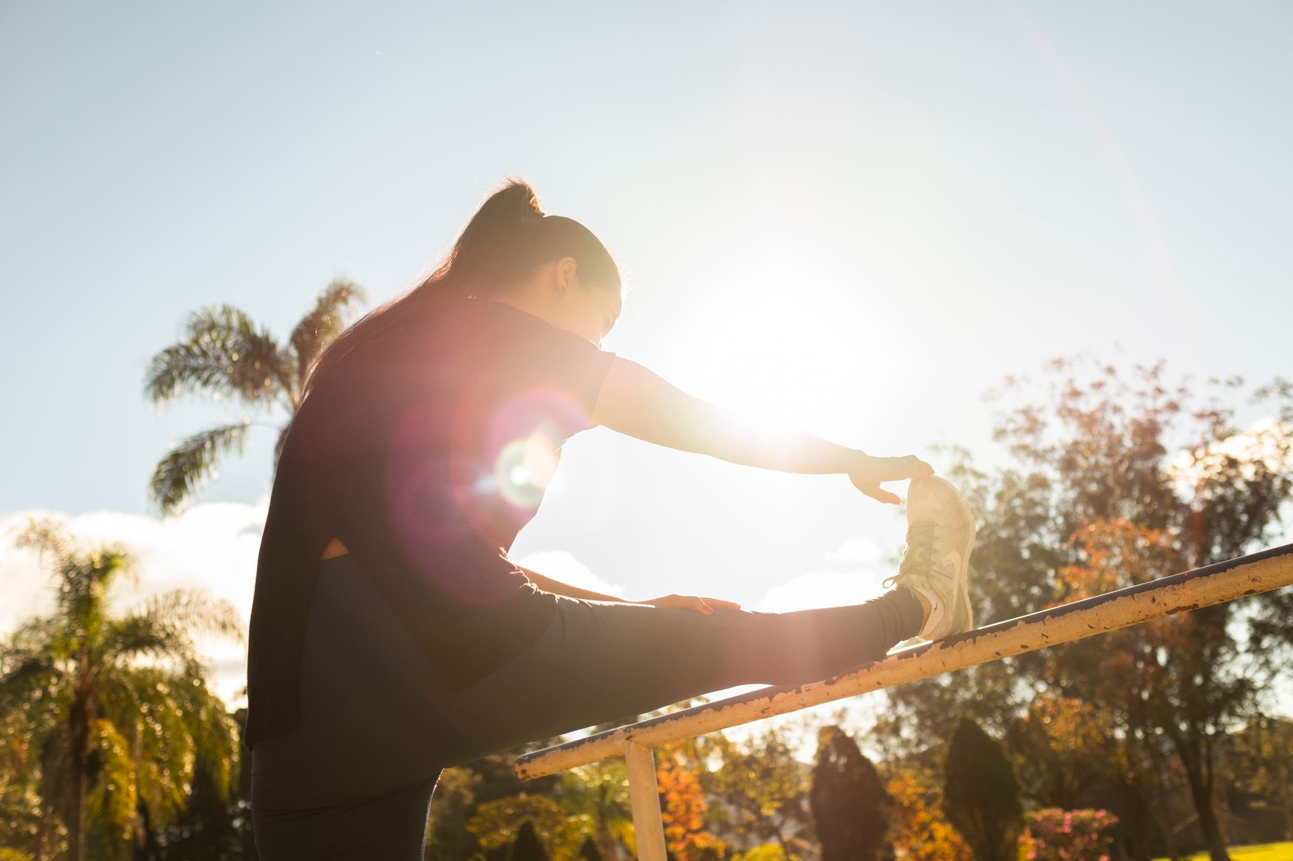 Mujer joven bajo la luz del sol, concepto de vitamina D y salud hormonal femenina